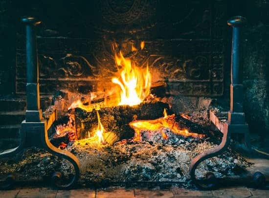 Un insert à cheminée avec une bûche en feu au milieu