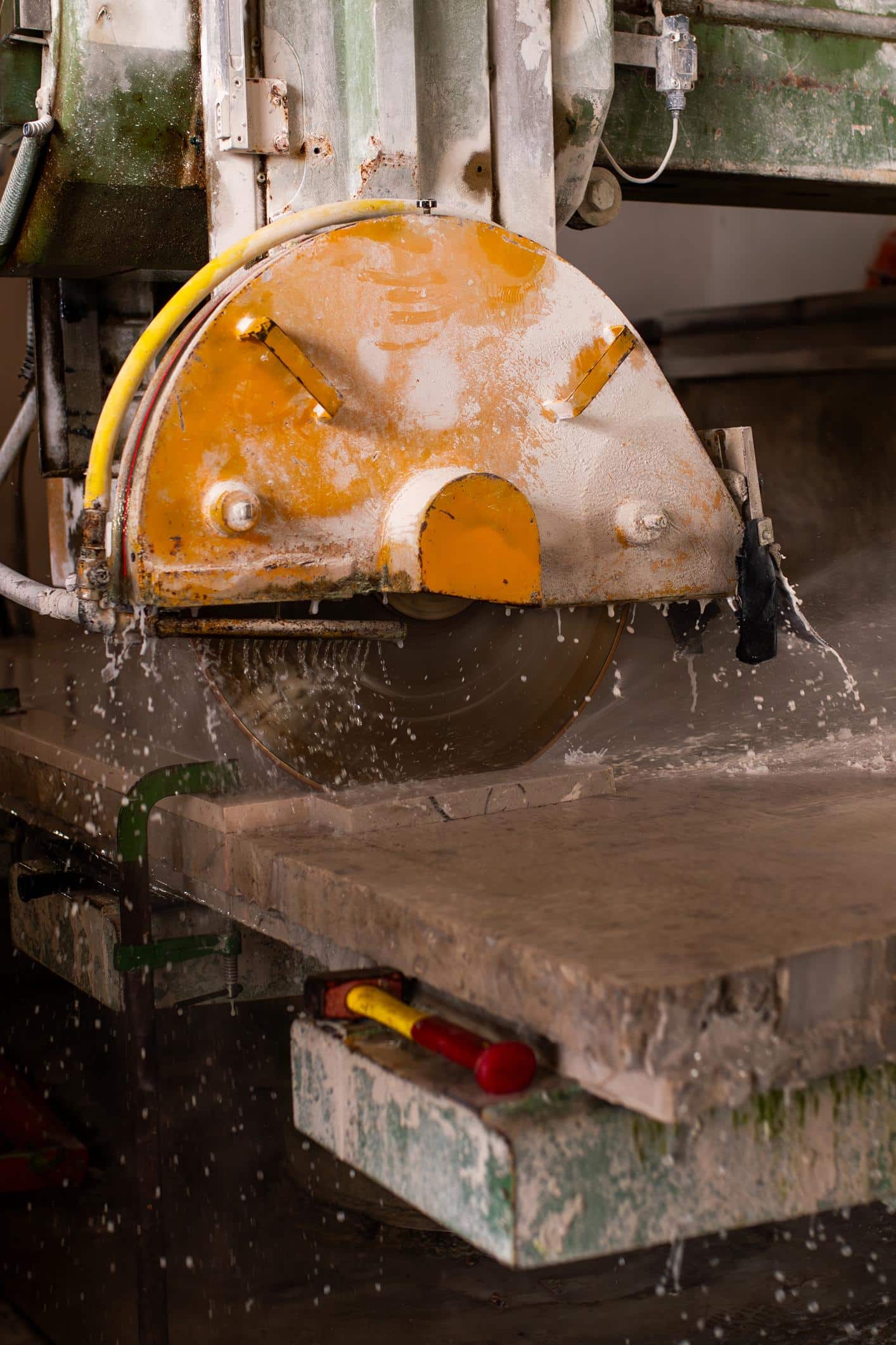 débiteuse à eau qui coupe tranche de pierre